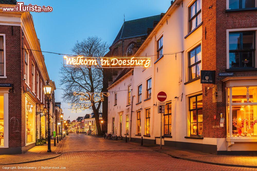 Immagine Decorazioni e luminarie di Natale a Doesburg, Olanda. A dare il benvenuto nel centro cittadino l'immancabile scritta "Welcome" - © DutchScenery / Shutterstock.com