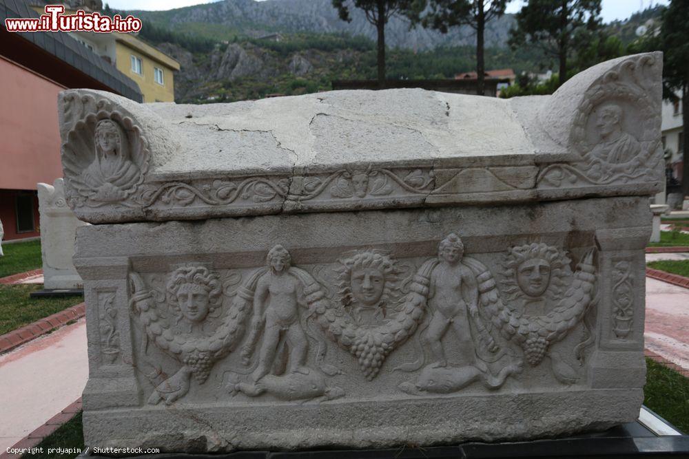 Immagine Decorazioni su una tomba in pietra al Museo Archeologico di Amasya, Turchia - © prdyapim / Shutterstock.com