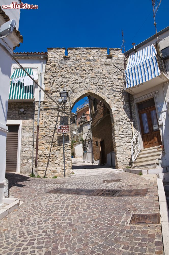 Immagine Porta Scarano, parte dell'antica cinta miuraria di Deliceto, Puglia. Un tempo il paese era racchiuso entro le mura, come da tradizione medievale.