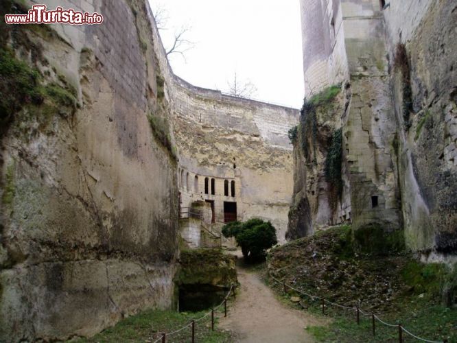 Immagine Passeggiando dentro al fossato del Chateau de  Breze, Valle della Loira, Francia - © www.chateaudebreze.com