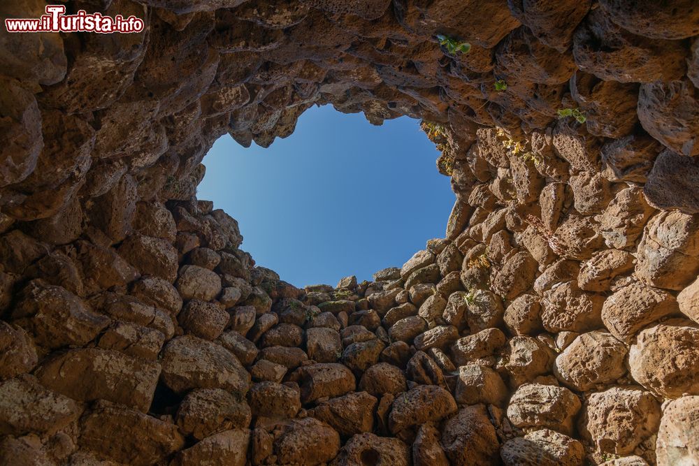 Immagine Dentro al Nuraghe Losa di Abbasanta in Sardegna