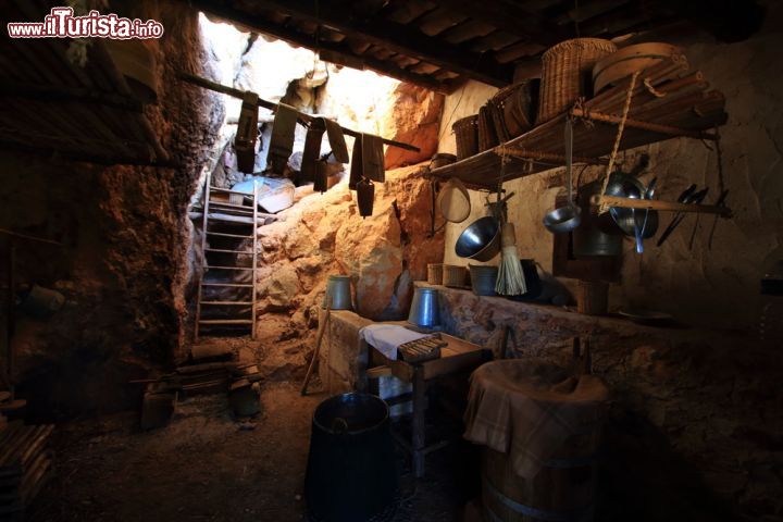 Immagine Dentro alla Grotta di Scurati vicino a Custonaci in Sicilia - © francesco de marco / Shutterstock.com