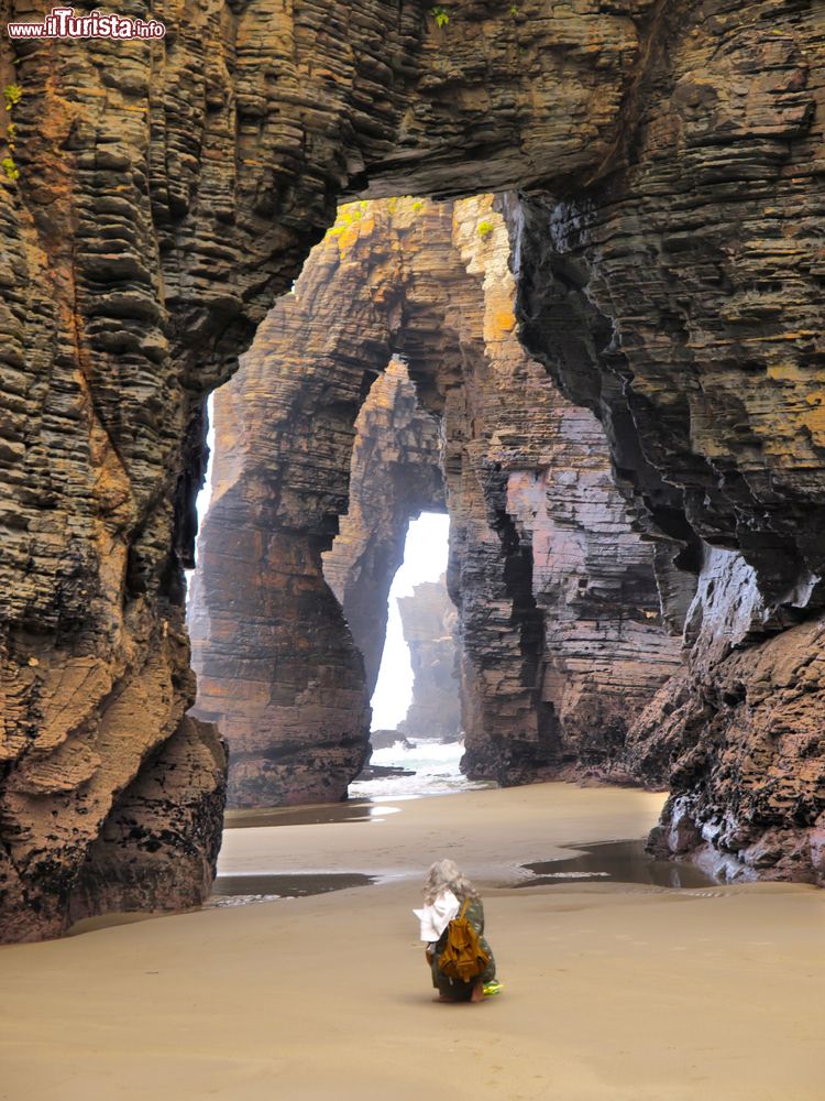 Immagine Dentro alle Cattedrali del mare a Ribadeo in Galizia, Spagna. Per vederle in questo modo bisogna recarsi qui durante la fase di bassa marea