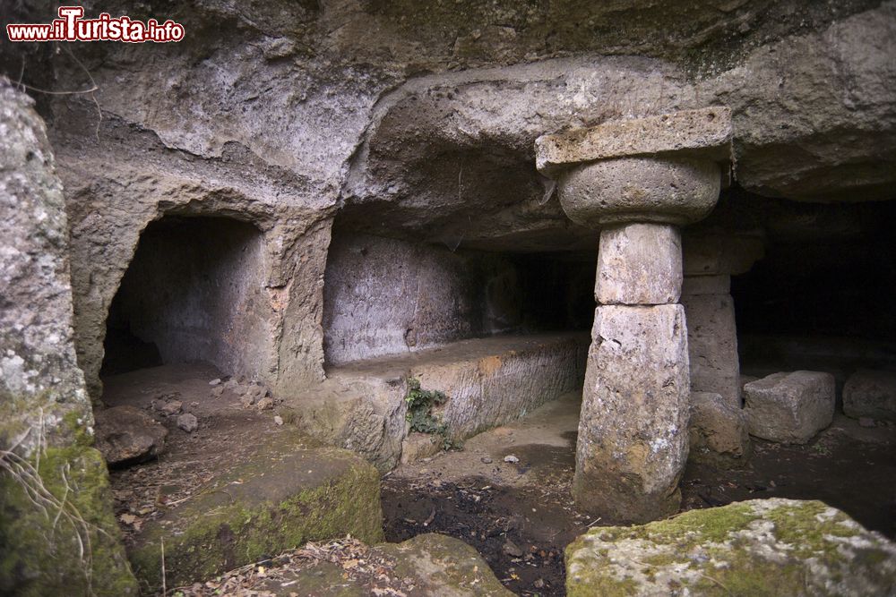 Immagine Dentro alle tombe di una necropoli a Cerveteri (Lazio): la più famosa è la Banditaccia