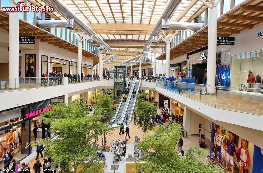Immagine Dentro al centro commerciale Arese shopping center, uno dei più grandi in Europa - © MikeDotta / Shutterstock.com
