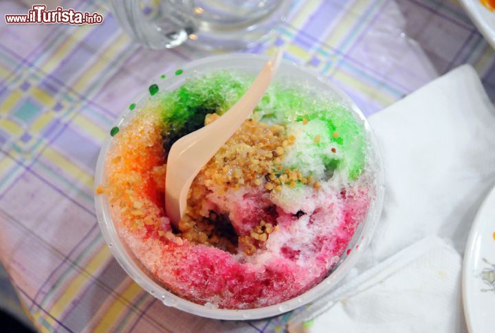 Immagine Dessert tipico malese: si chiama "cendol" ed è un dolce a base di ghiaccio tritato, fagioli rossi, frutta, gelatina, sciroppi colorati, zucchero di canna e latte di cocco. E' una delle specialità dolciarie della gastronomia di Singapore, anche in questo campo un vero melting pot di culture e sapori: per cogliere al meglio lo spirito della città se ne può assaporare la cucina con la ricca gamma di prelibatezze © Sonja Vietto Ramus