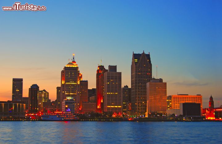 Immagine La città di Detroit al tramonto, la magica skyline della city - © Ivan Cholakov / Shutterstock.com