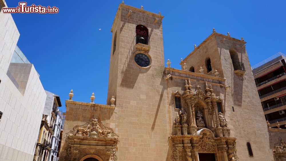 Immagine Dettagli architettonici della basilica di Santa Maria a Alicante, Spagna. La chiesa è stata eretta sulle rovine di una moschea.