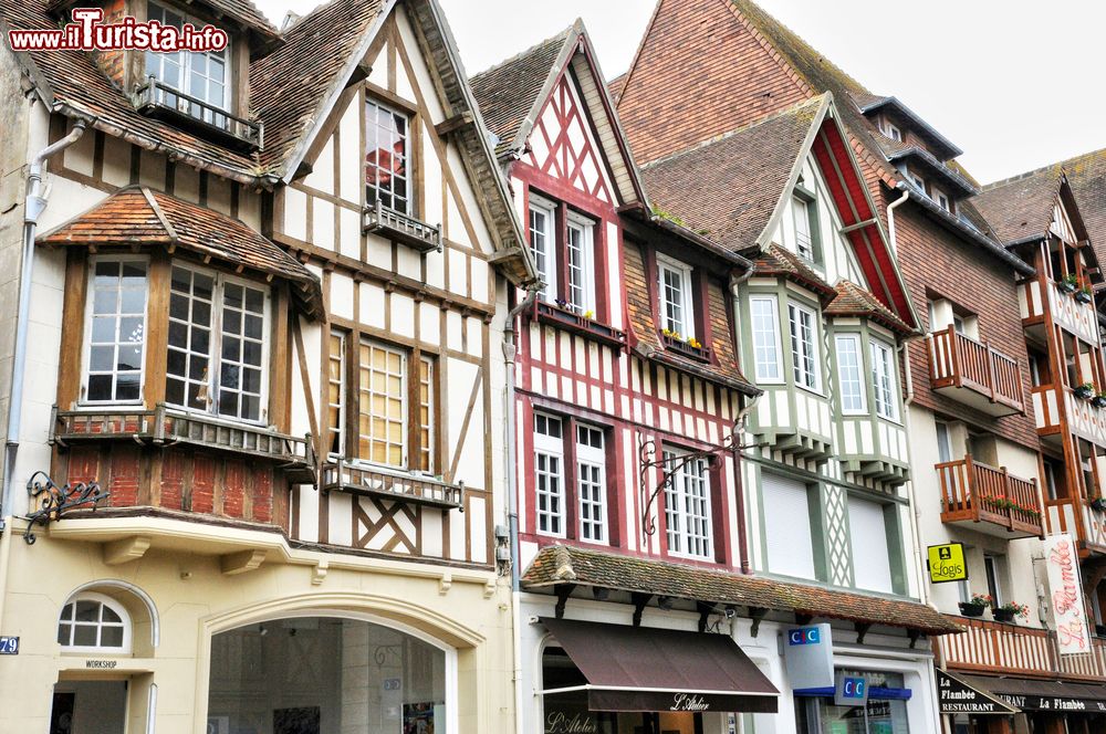 Immagine Dettagli delle case a graticcio nel centro di Deauville, Francia. Gli edifici presentano delle intelaiature in legno collegate fra di loro con diverse angolazioni.