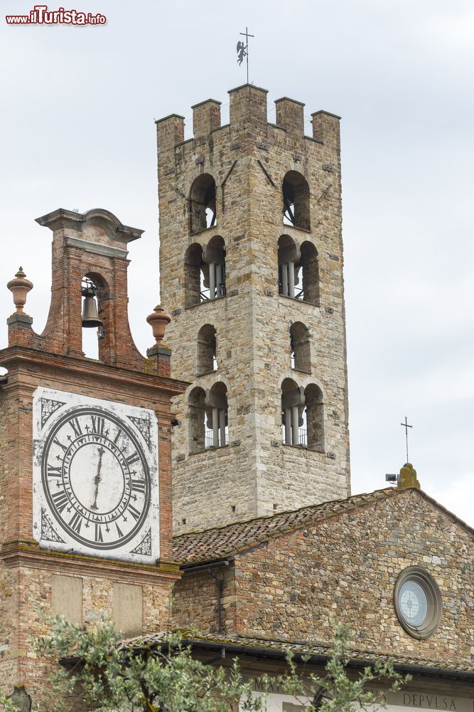 Immagine Dettaglio del campanile e torre orologio di Santa Maria in Impruneta a Firenze