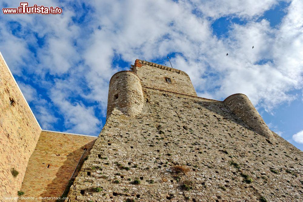 Immagine Dettaglio del castello svevo di Termoli, Molise. E' il simbolo più rappresentativo della città; la sua architettura semplice e priva di ornamenti lascia presupporre che sia stato costruito in epoca normanna, nel corso dell'XI° secolo - © Shoot74 / Shutterstock.com