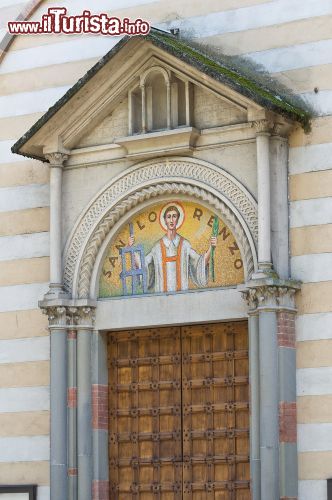 Immagine Dettaglio della facciata della chiesa di San Lorenzo a Gazzola. Emilia-Romagna - © Mi.Ti. / Shutterstock.com