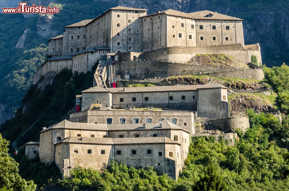 Immagine Dettaglio delle imponenti fortificazioni di Forte Bard in Valle d'Aosta. Il Castello è sede di numerosi eventi e mostre, ed è stato utilizzato come luogo di ripresa del film The Avengers: Age of Ultron