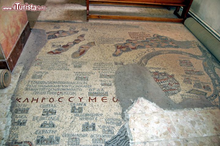 Immagine Un dettaglio della grande mappa geografica a mosaico che si trova dentro la chiesa di San Giorgio a Madaba, in Giordania