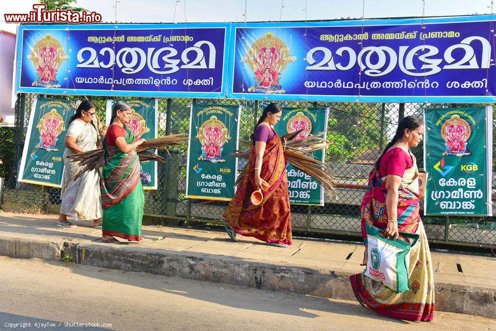 Immagine Devote all'Attukal Pongala a Trivandrum, Kerala, India.  Il termine "pongala" siginfica "ribollire": si tratta del rituale in cui le donne preparano il dolce payasam, un tipico budino di riso, cocco e platano, che viene offerto alla dea - © AjayTvm / Shutterstock.com