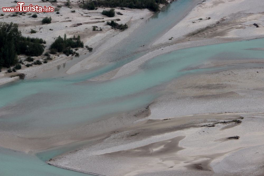 Immagine Un bel panorama sul fiume Tagliamento nei pressi di Venzone, Friuli Venezia Giulia, Italia. La cittadina sorge alla confluenza fra la valle del Tagliamento e quella di Canal del Ferro.