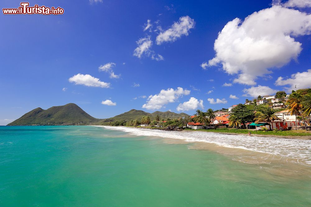 Immagine Diamant Beach, splendida spiaggia a Martinica, Dipartimento d'Oltremare della Francia. La Martinica offre spiagge tropicali e splendide coste incontaminate fra cui scegliere per una vacanza di sole e mare.