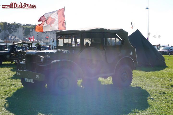 Immagine Commemorazione dello sbarco canadese nella città di Dieppe, Francia, in occasione della Seconda Guerra Mondiale. Una delle fuoristrada Jeep utilizzate dai soldati.