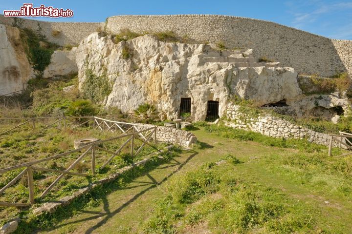 Immagine Dimore troglodite nel parco archeologico di Akrai, Palazzolo Acreide, Sicilia. I primi scavi di questa zona vennero condotti dal barone Gabriele Iudica nel corso del primo trentennio dell'800: proprio a lui si deve l'importante scoperta di Akrai - © 243579187 / Shutterstock.com