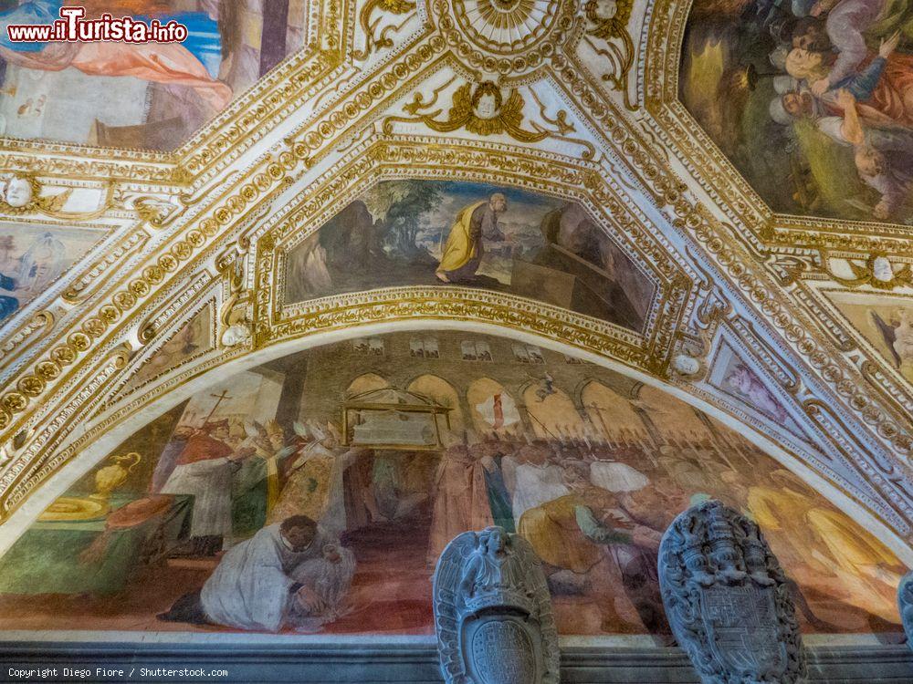 Immagine Dipinti nella cattedrale di Amalfi, Campania. Pregevoli affreschi impreziosiscono soffitto e pareti del duomo, uno dei simboli principali della città della costiera amalfitana, dichiarata Patrimonio dell'Umanità dall'Unesco nel 1997 - © Diego Fiore / Shutterstock.com