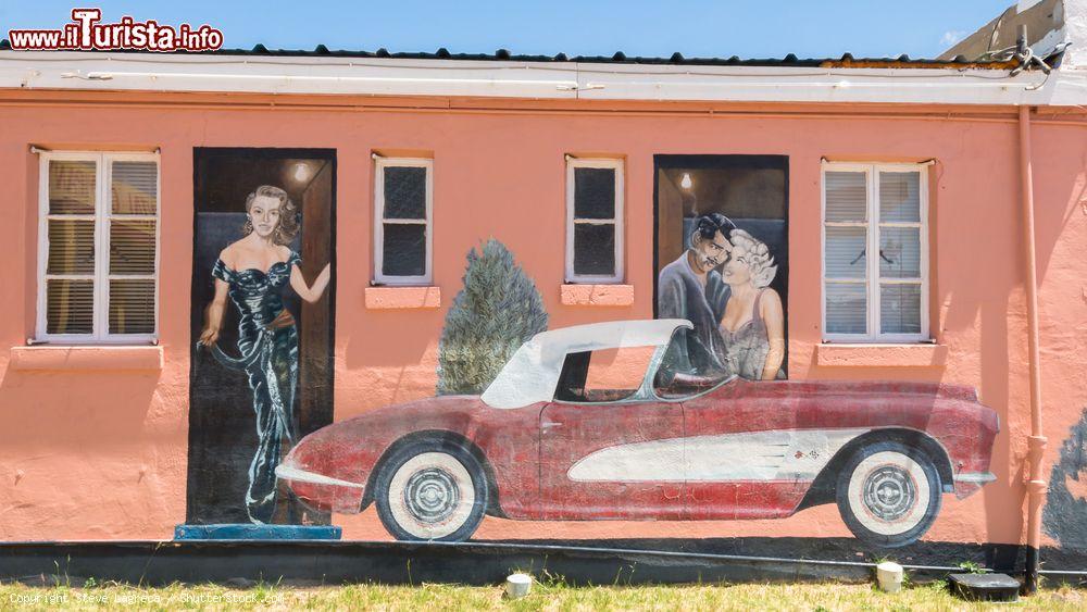 Immagine Dipinto al Blue Swallow Motel di Tucumcari, New Mexico, Stati Uniti. Clark Gable, Carole Lombard e una splendida Corvette in primo piano sulla facciata del motel costruito nel 1939 e iscritto nel Registro Nazionale dei Luoghi Storici presenti sulla Route 66 - © Steve Lagreca / Shutterstock.com