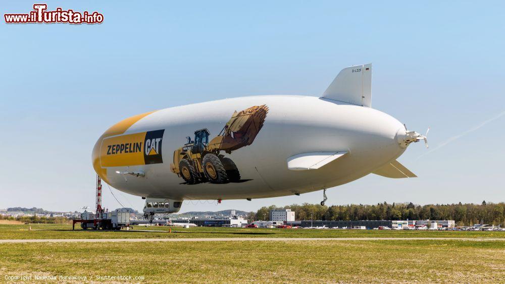 Immagine Un dirigibile Zeppelin parcheggiato presso l'aeroporto di Friedrichshafen, Germania - © Nadezda Murmakova / Shutterstock.com