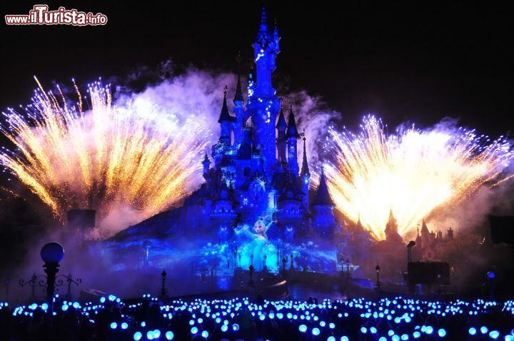 Immagine Lo spettacolo Disney Dreams con i fuochi artificiali e le proiezioni multi mediali sul castello, a tema Frozen