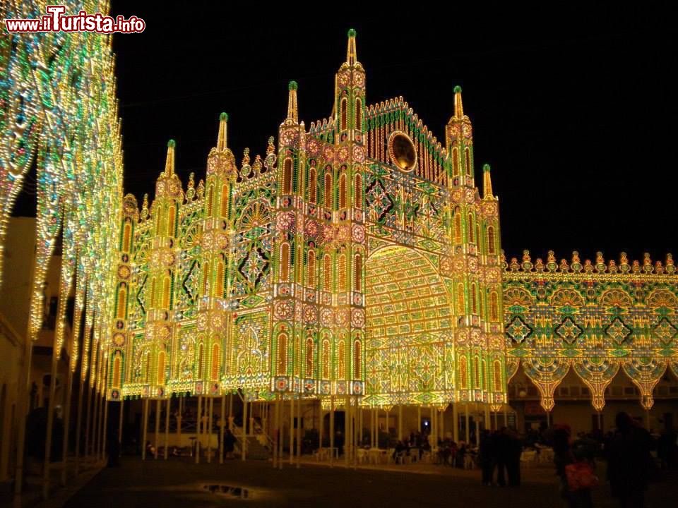 Immagine Diso, Puglia: le luminarie in piazza nello stile tipico salentino - © Hermann grassmann, CC BY-SA 4.0, Wikipedia