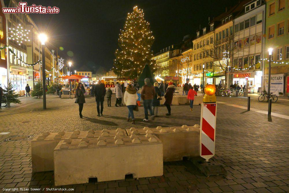 Immagine Dissuasori e blocchi stradali nel centro di Bayreuth, Germania, installati a protezione del mercato natalizio dagli attacchi terroristici - © Milan Sommer / Shutterstock.com