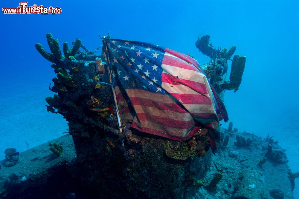 Immagine La bandiera americana sul relitto del LCM-8 "Mike Boat", visibile facendo diving nella baia di Guantánamo a Cuba.