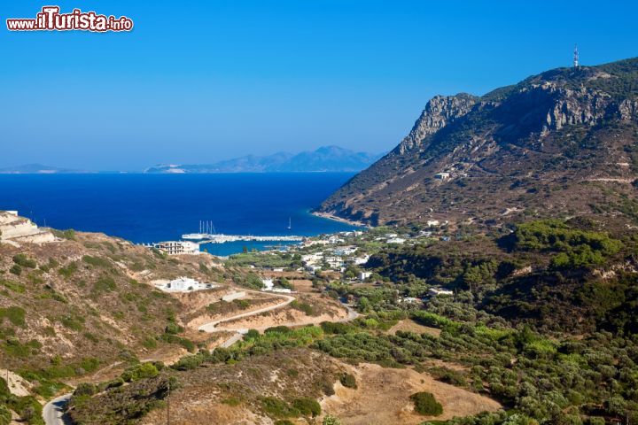 Immagine La baia di Kamari vista dall'alto dell'isola di Kos, Dodecaneso: siamo nella parte sud di questo territorio della Grecia - © Anna Lurye / Shutterstock.com