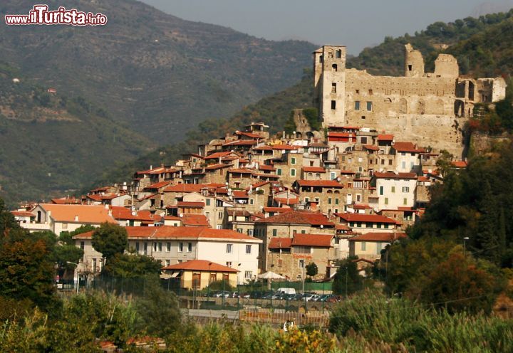 Immagine Dolceacqua, borgo medievale del ponente ligure caratterizzato dal ponte a schiena d'asino e dal Castello Doria  © Nathan Chor / Shutterstock.com