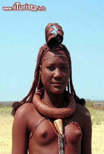 Immagine Donna di etnia Himba nel deserto della Namibia - Foto di Giulio Badini
