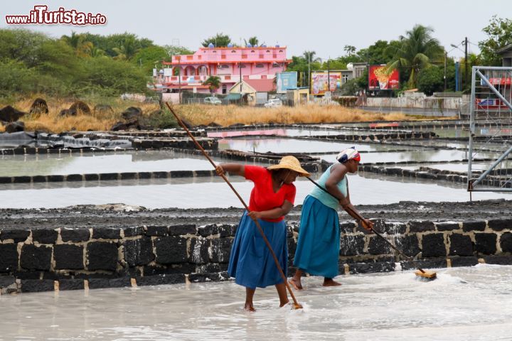 Immagine Donne al lavoro nelle saline di Tamarin, Mauritius - Due mauriziane intente al lavoro in una delle tante saline che si trovano nei pressi del villaggio di Tamarin © RoCe / Shutterstock.com