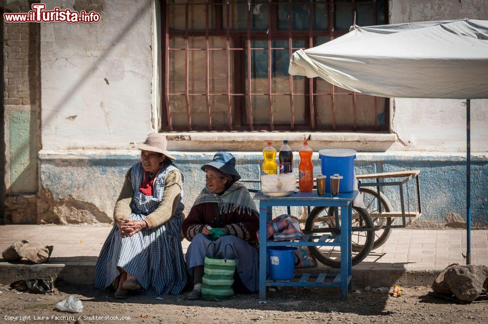 Immagine Donne boliviane sedute vicino a una bancarella a Oruro, Bolivia - © Laura Facchini / Shutterstock.com