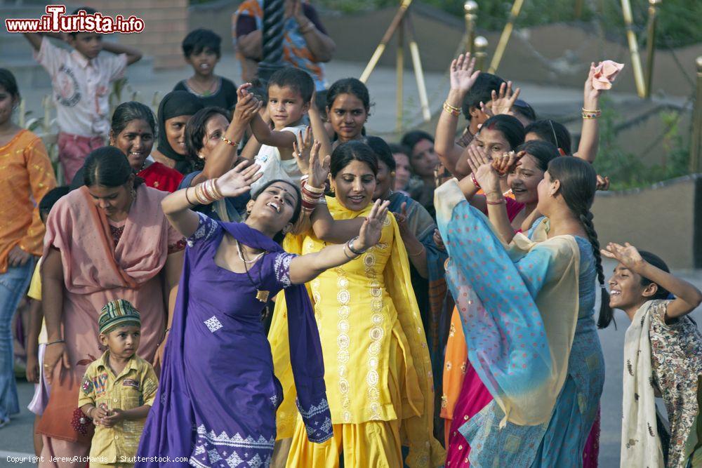 Immagine Donne indiane danzano in strada a Wagah Border Post, Punjab, India. Si tratta di una tradizionale cerimonia che si svolge nei pressi della frontiera fra India e Pakistan - © JeremyRichards / Shutterstock.com