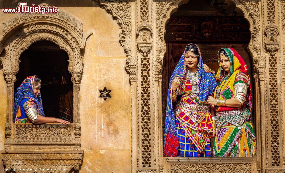 Immagine Donne indiane indossano il tradizionale abbigliamento del Rajasthan a Jaisalmer - © Roop_Dey / Shutterstock.com
