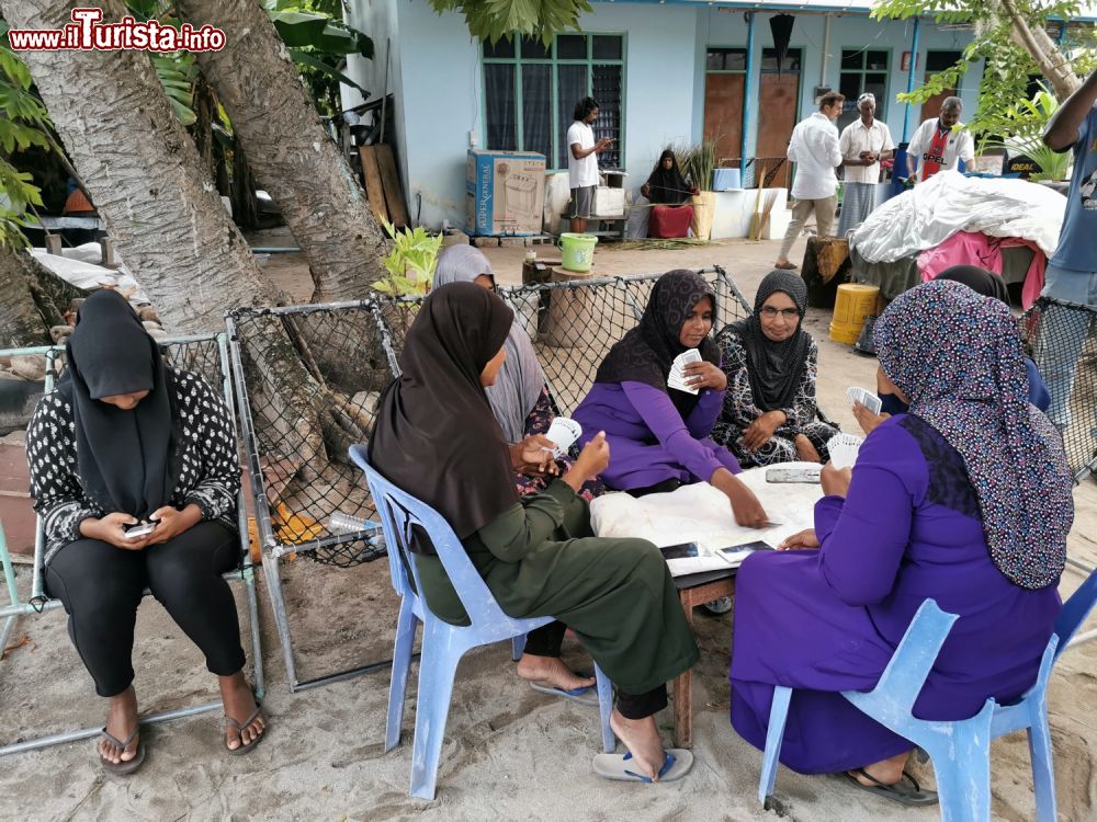 Immagine Donne maldiviane che giocano in un villaggio