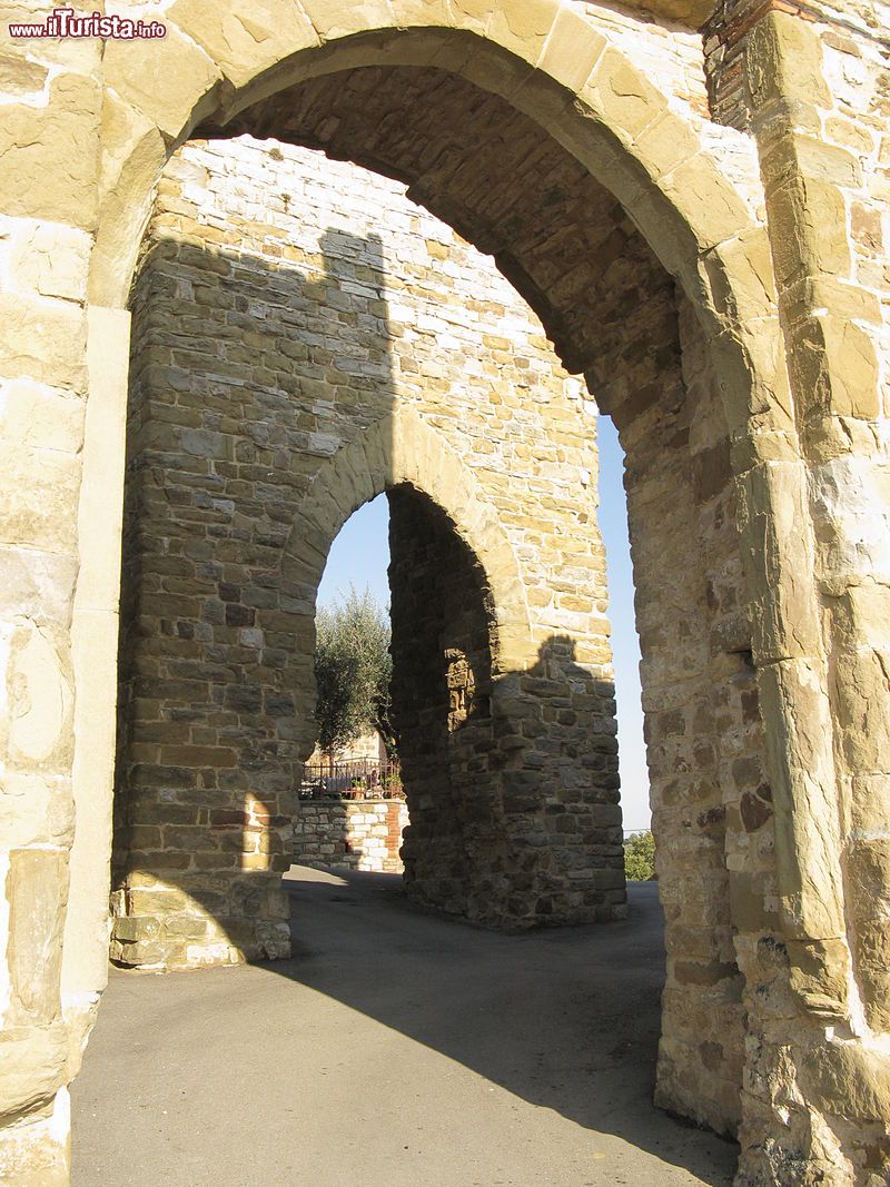 Immagine Doppio arco nel borgo medievale di Montecolognola in Umbria - © Demeester - CC BY-SA 3.0, Wikipedia