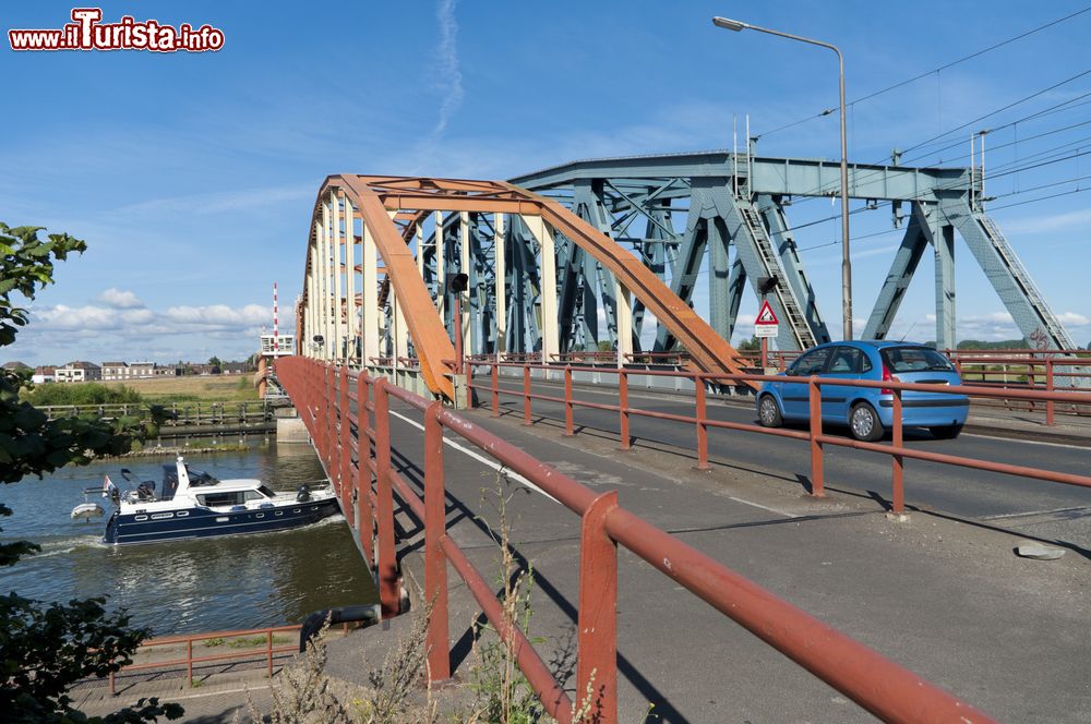 Immagine Il doppio ponte ad arco sul fiume IJssel a Zutphen, Olanda.