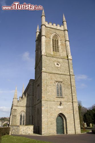 Immagine Down Cathedral a Downpatrick, Irlanda del Nord. Nel principale edificio di culto della città si ritiene che sia sepolto San Patrizio - © Lance Bellers / Shutterstock.com