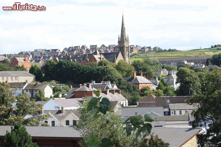 Immagine Veduta della città di Downpatrick, Irlanda del Nord. Cittadina di medie dimensioni nella Contea di Down, questa località, il cui nome in gaelico significa "bastione di San Patrizio", ospita un importante patrimonio storico e culturale - © Ardfern - CC BY-SA 3.0 -  Wikipedia