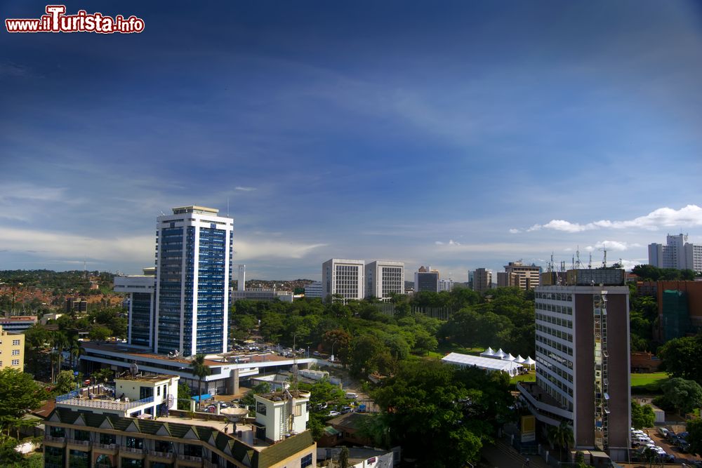 Immagine Downtown di Kampala, Uganda, con il cielo blu. Il nome Kampala deriva dall'unione di "kasozi" che significa collina e "empala" che vuol dire impala. In questo territorio abbondavano infatti diverse specie di antilopi, in particolare gli impala.