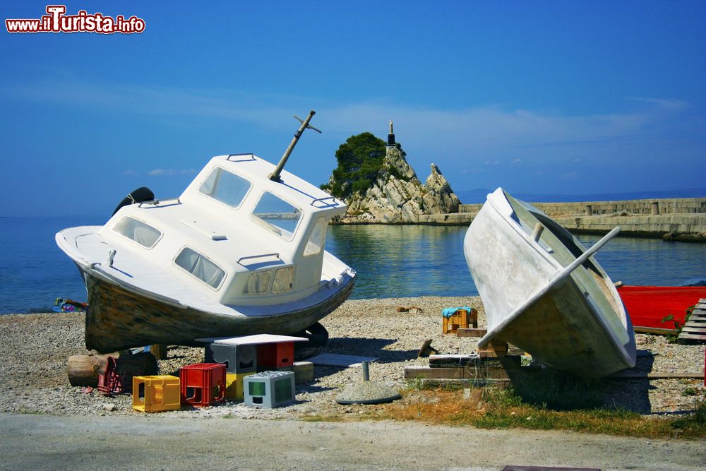 Immagine Due barche da pesca sulla costa di Trpanj, Croazia.