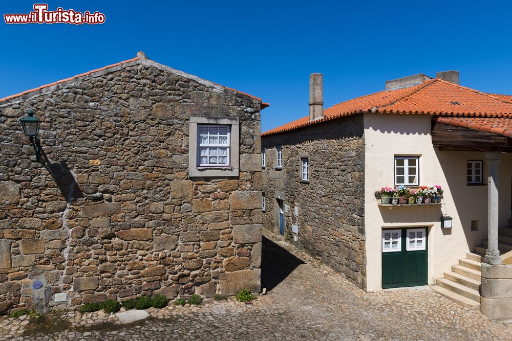 Immagine Due case tradizionali nel villaggio di Castelo Mendo, Portogallo: il borgo è costituito da semplici edifici in pietra, originariamente a due piani.