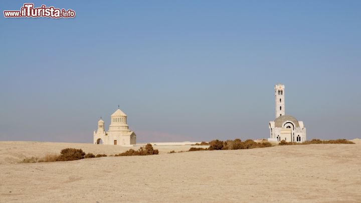 Immagine Due chiese a Betania, nella calura delle rive del Mar Morto, in Giordania. Sono state costruite nei luoghi in cui predicò e venne battezzato Gesù Cristo - © Marco Tomasini / Shutterstock.com