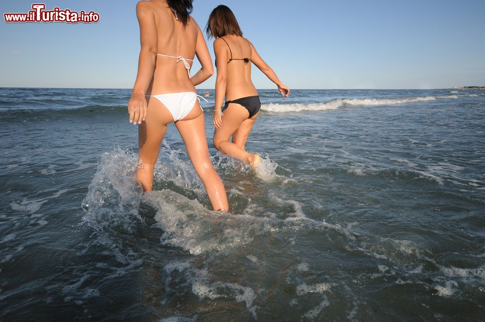 Immagine Due ragazze nel mare limpido di Lido di Spina, Riviera Romagnola