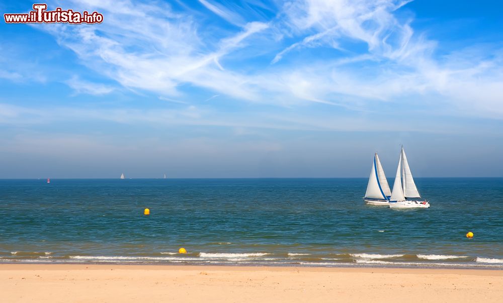 Immagine Due yachts lungo la costa a Passo di Calais, Francia.