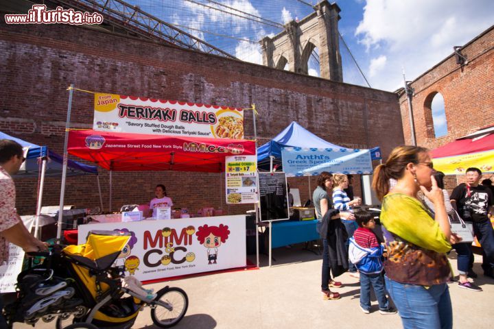 Immagine Edizione domenicale del Brooklyn Flea, il mercatino delle pulci a Dumbo, oltre a bancarelle vintage anche venditori ambulanti di street food - © littleny / Shutterstock.com