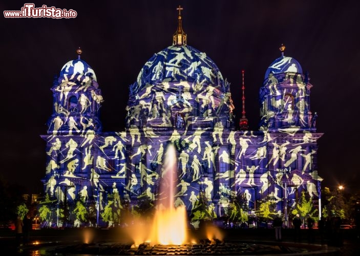 Immagine Il duomo di Berlino illuminato per il Festival delle luci 2013 - © View Apart / Shutterstock.com
